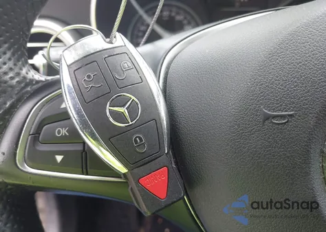 2017 Mercedes-Benz C 300 4Matic z USA, uszkodzony, nr VIN 55SWF4KB9HU229898